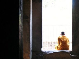 Angkor Wat - Een monnik in Angkor Wat