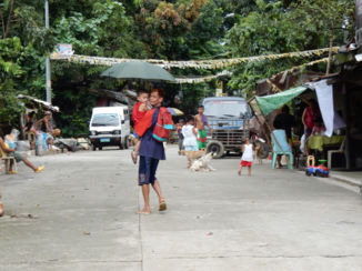 Filipijnen - Father carries his son