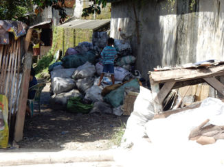 Filipijnen - Collecting plastic: a way of surviving