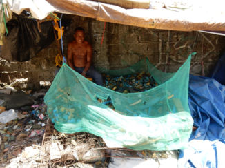 Filipijnen - Making pillows from recyled foam