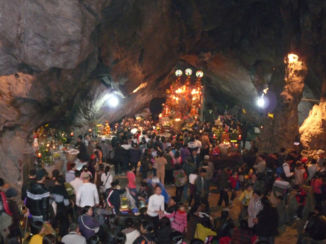 Vietnam - De vele pelgrims op een van de heilige plekken