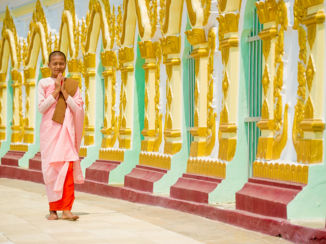 Myanmar - bidden in de tempel