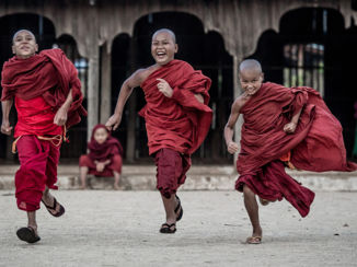 Myanmar - lopende monniken