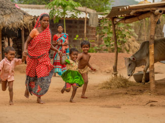 Riksja India - lopende mama en kinderen