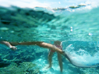 Malediven - Playing in the ocean