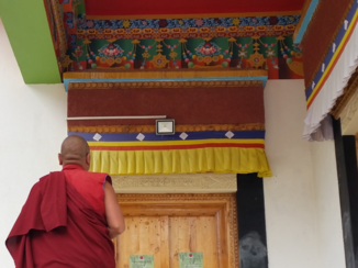India - Monnik bij een monastery