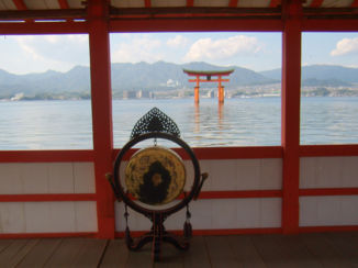 Japan - De Tori van Miyajima met op de achtergrond Hiroshima.