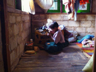 Myanmar - Meisje met moeders make-up