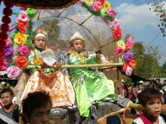 Myanmar - Viering van de eerste periode Bhikkhu in wordeing