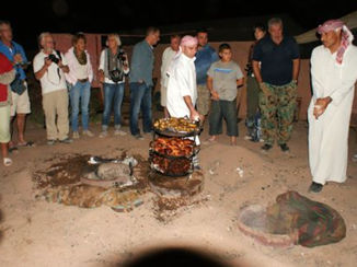 Jordanië - eten gegaard in de grond van de woestijn, was heerlijk
