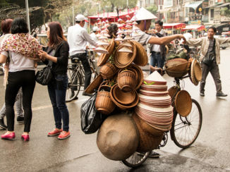 Vietnam - Zaken doen op de fiets, Saigon, fiets, Vietnamese hoedjes,