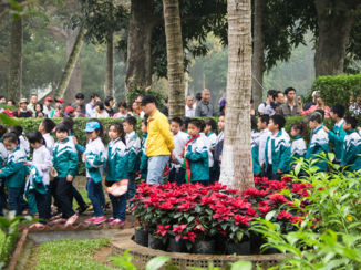 Vietnam - schoolkinderen in de rij bij het mausoleum van Ho Chi Minh, Hanoi, Vietnam,