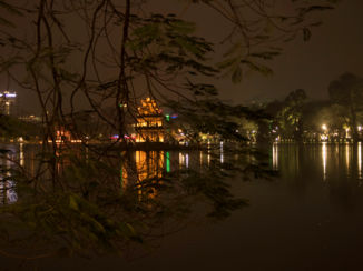 Vietnam - Hanoi, avonduren bij het meer in de stad,