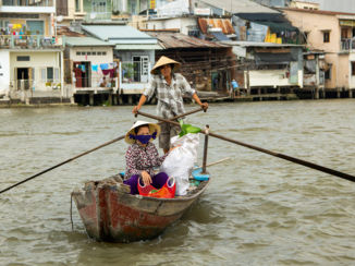 Vietnam - Handel drijven vanuit je bootje, onderweg naar de drijvende markten in de Mekong delta,