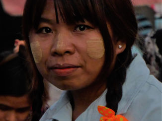 Yangon - Meisje op markt in Myanmar