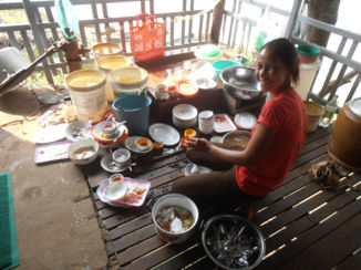 Cambodja - De afwas in de paalwoning Tonlé Sapmeer