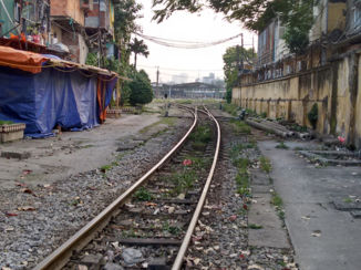Vietnam - Treinspoor tussen de huizen