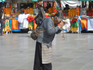 Tibet - biddend vrouwtje