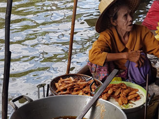 Thailand - mijn oma verkoopt gefrituurde banananen