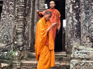 Angkor Wat - Ook monniken gaan met hun tijd mee.. #selfiestick