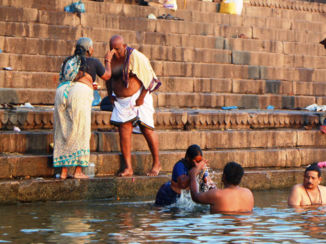 India - Badende mensen in de Heilge rivier.