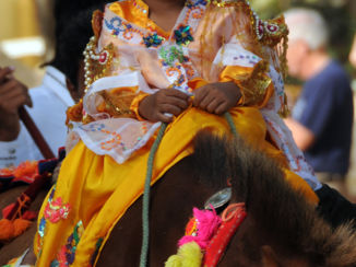 Myanmar - Optocht voor een ear-piercing ceremonie