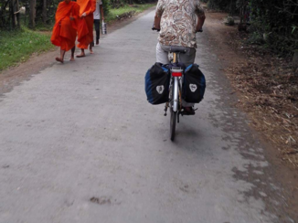 Rondreis Zuid-Vietnam - Monniken langs de weg