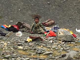 Tibet - Kind op de Karolapas Tibet 5000 m hoog