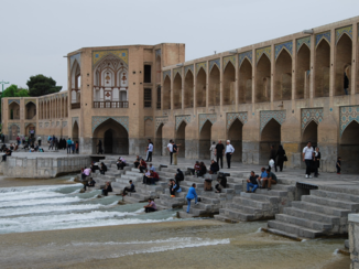 Iran - Isfahan: er is water!! De mensen zijn blij en genieten bij de brug.