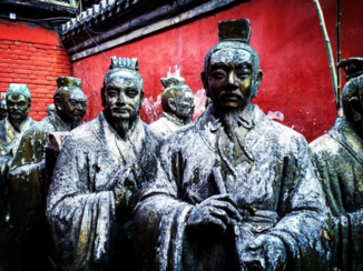 Beijing - Standbeelden bij de lama tempel