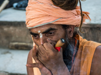 Varanasi - Baba rookt een chillum