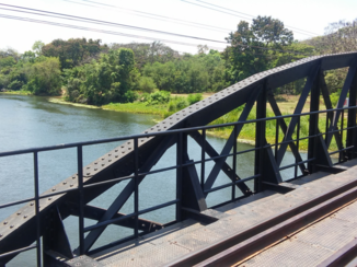 Thailand - Bridge over the River Kwai (tip: vaar met een longtailboat over de rivier)