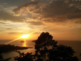 Thailand - Uitzicht vanaf ons balkon; Sea View Resort & Spa op Koh Chang