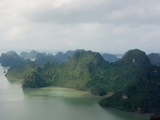 Rondreis Vietnam in vier weken - halong bay van uit de lucht