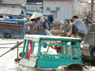 Rondreis Vietnam in twee weken - Boodschappen doen op de floating market