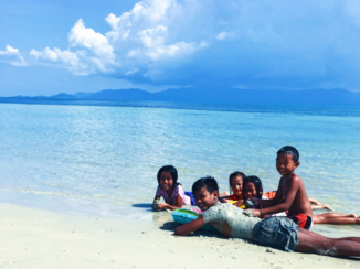 Eilandhoppen in Thailand - Locals enjoy the water