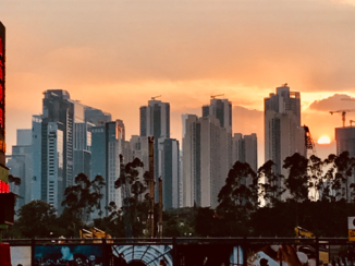 China - Sunset vanop terrasje in Baishizhou, levendige wijk met een zicht.