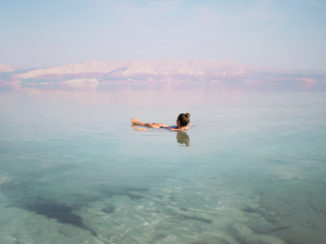 Dode Zee (Israël) - Floating into nothing