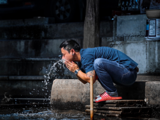 Thailand - Local wast zich in een rivier