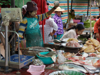 Kalaw - Dames op de markt met thanaka op hun gezicht
