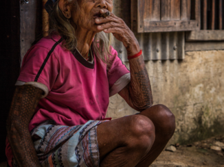 Ifugao - Vrouw van de Butbut stam met traditionele tattoos