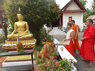 Laos - eventjes een beeldje bijschilderen ( Luang Prabang)