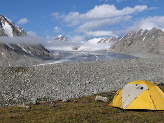 Mongolië - Ontwaken met uitzicht op het Tavan Bogd gebergte...