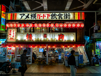 Japan - Restaurant onder een spoorlijn in Tokio