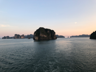 Halong Bay - Tijdens de zonsondergang op Halong Bay